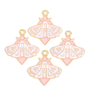 Detail von vier rosa-weißen Schmetterlingsanhängern mit Goldrand für DIY-Schmuck