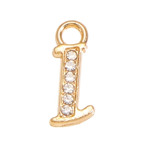 Vue macro du pendentif lettre L plaqué or serti de strass pour la création de bijoux
