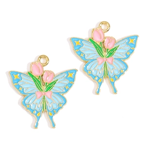 Detailansicht der Schmetterling-Anhänger mit Tulpenmotiven und Emaille für DIY-Schmuckbau