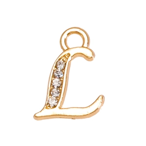 Vue macro du pendentif lettre L en alliage doré avec cinq cristaux blancs incrustés