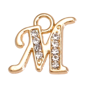 Détail macro d'un pendentif lettre M doré serti de strass brillants pour bijoux