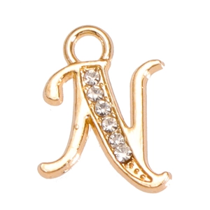 Détail du pendentif lettre N dorée orné de strass brillants avec un anneau supérieur