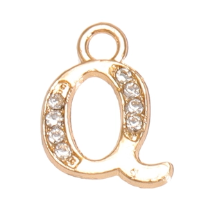 Vue macro du pendentif lettre Q plaqué or avec petits strass pour la création de bijoux