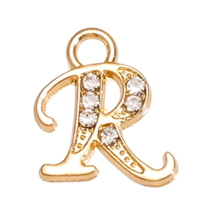 Détail du pendentif lettre R dorée avec six cristaux de zircon brillants et anneau supérieur