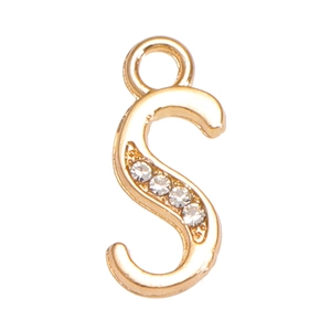 Gros plan du pendentif lettre S doré orné de cristaux brillants pour la création de bijoux