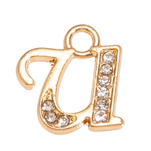 Détail d'un pendentif lettre A minuscule dorée avec des strass brillants incrustés