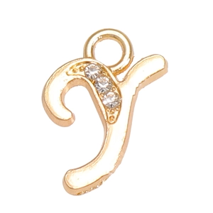 Vue macro d'un pendentif lettre Y dorée cursive avec strass brillants et anneau fixe