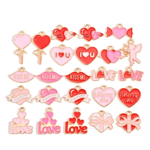Set di 24 ciondoli di San Valentino in smalto rosa e lega d'oro per gioielli fai da te