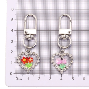 Porte-clés cœur tulipe avec bordure en cristal et fermoir mousqueton argenté chic