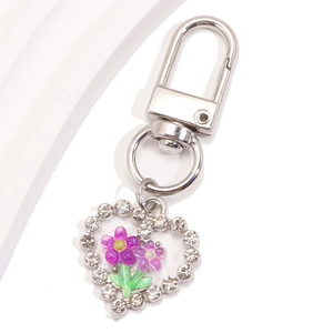 Détail du porte-clés en cœur argenté avec tulipe rose et strass en cristal scintillants