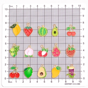 Set van 15 kleurrijke emaille fruithangers zoals citroen en kers voor DIY-sieraden maken