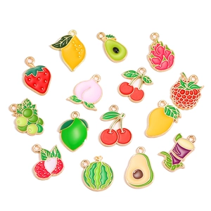 Kleurrijke fruit emaille bedeltjes set voor DIY sieraden maken met citroen en kersen