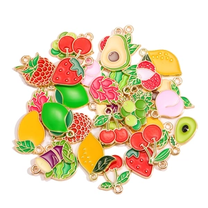 Gekleurde emaille fruitbedeltjes set met citroen kers en avocado voor DIY-sieraden maken