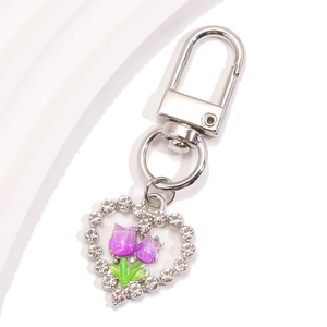 Détail du porte-clés cœur avec tulipes pailletées mauves et strass blancs brillants