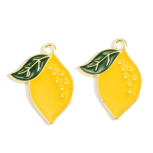 Detailweergave van twee gele citroenbedeltjes met groene bladeren voor DIY-sieraden