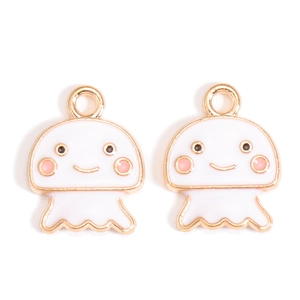 Détail de breloques méduse blanches avec bords dorés pour la création de bijoux DIY