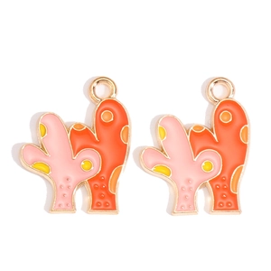 Détail de breloques cactus rose et orange pour bijoux DIY avec bordure dorée