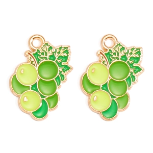 Gedetailleerde macro-opname van twee groene emaille druivenhangers met goudlegering