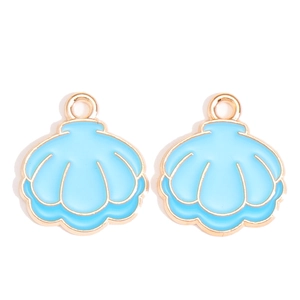 Détail de breloques coquillages émaillés bleu clair avec bord doré pour bijoux DIY