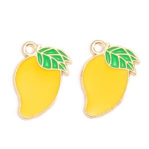 Detail van mango-vormige bedeltjes met geel emaille en gouden haken voor DIY-sieraden maken