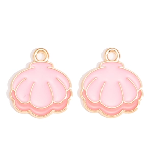Détail de deux breloques coquillages en émail rose avec base dorée pour création de bijoux