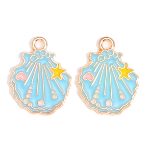 Détail de breloques coquillage bleues avec motifs étoile de mer pour bijoux DIY