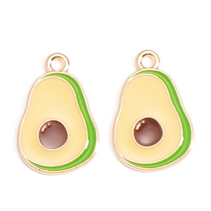 Detail van avocado emaille bedeltjes met gouden randen voor DIY sieraden maken