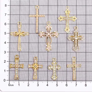 Set mit 8 goldenen Kreuzanhängern mit Perlen und Kristallen für DIY-Schmuckherstellung