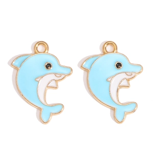 Détail de pendentifs dauphins en émail bleu et blanc avec bords dorés pour bijoux DIY