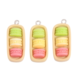 Ensemble de trois breloques macarons en résine colorée vert, jaune et rose avec anneaux