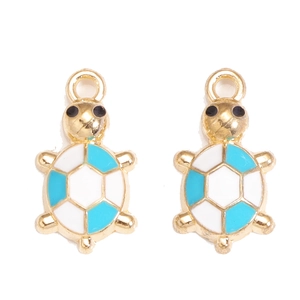 Vue détaillée de deux pendentifs tortue de mer avec émail bleu et blanc sur alliage