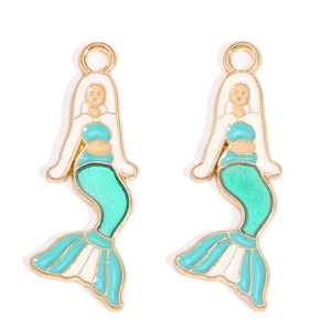Vue détaillée de deux breloques sirène en émail coloré pour bijoux personnalisés