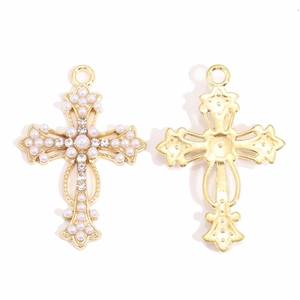 Detailansicht des barocken Goldkreuz-Anhängers mit weißen Perlen und funkelnden Steinen