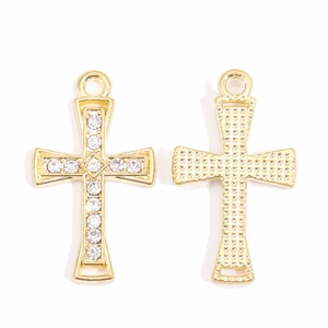 Vorder- und Rückseite von goldenen Kreuzanhängern mit Kristallen für DIY-Schmuck