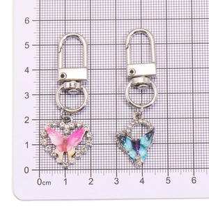 Porte-clés papillon et cœur en acrylique coloré avec clips métalliques sur grille