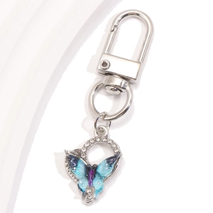 Détail du porte-clés papillon dégradé bleu-violet scintillant avec fermoir mousqueton
