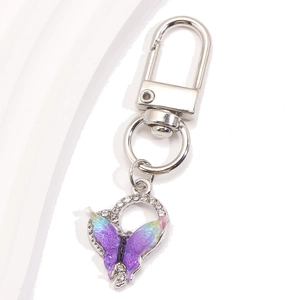 Détail d'un porte-clés papillon en acrylique coloré avec strass brillants et fermoir argent