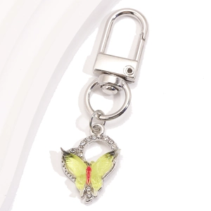 Détail du porte-clés en alliage argenté avec pendentif papillon jaune et strass brillants