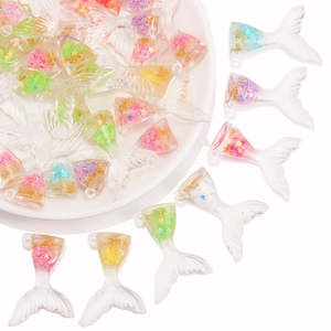 Détail de queues de sirène en résine scintillante avec paillettes pour bijoux DIY