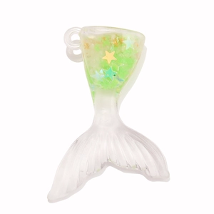 Détail d'un pendentif queue de sirène en résine avec paillettes vertes pour loisirs créatifs
