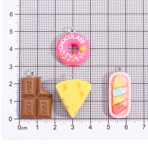 Bastelset mit Lebensmittel-Harzanhängern wie Donuts, Schokolade und Käse mit Metallringen