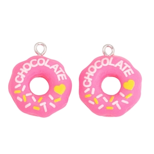 Detail von rosa Donut-Anhängern aus Harz mit Chocolate-Schriftzug und Metallhaken für DIY
