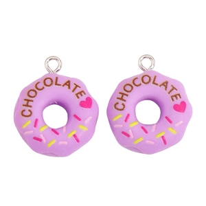 Detailansicht lila Donut-Anhänger aus Harz mit Chocolate-Schriftzug und Herz-Dekor