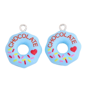 Detailansicht blauer Donut-Anhänger aus Harz mit Schoko-Aufdruck und Herz für DIY-Schmuck