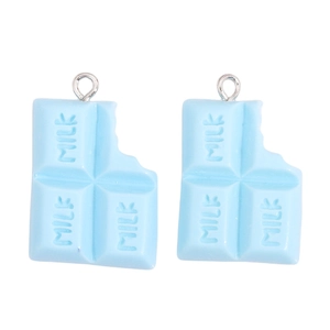 Détail de breloques en résine bleu clair en forme de chocolat pour bijoux DIY et artisanat