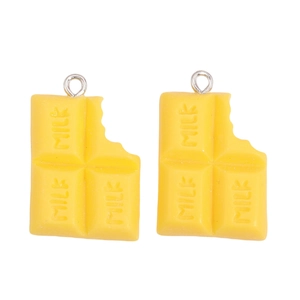 Vue détaillée de pendentifs en résine jaune en forme de chocolat avec relief MILK