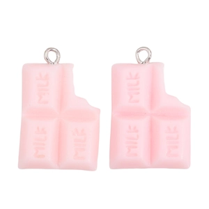 Détail d'un pendentif chocolat en résine rose avec gravure MILK et anneau en métal