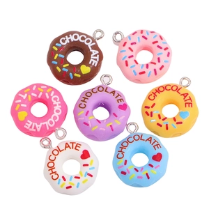 Set aus 7 bunten Harz-Donut-Anhängern mit Metallhaken für DIY-Schmuck und Schlüsselanhänger
