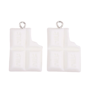 Détails de pendentifs en résine chocolat blanc avec gravure MILK et anneaux métalliques