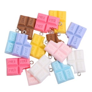Pendentifs chocolat en résine colorée avec motif croqué pour création de bijoux